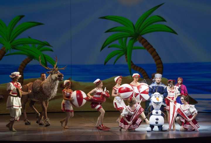 A alegria contagiante de Olaf, o boneco de neve do filme Frozen, aqui em uma versão teatral digna da Broadway