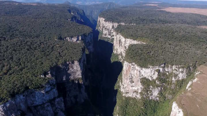 Vista aérea do cânion Itaimbezinho, em Cambará do Sul