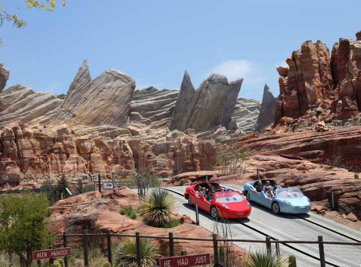 Inspirada no filmes Carros, a Radiator Springs Racers é uma das mais caras atrações de um parque temático no mundo