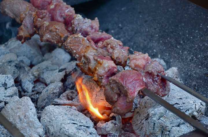 Espetada, o tradicional churrasco madeirense