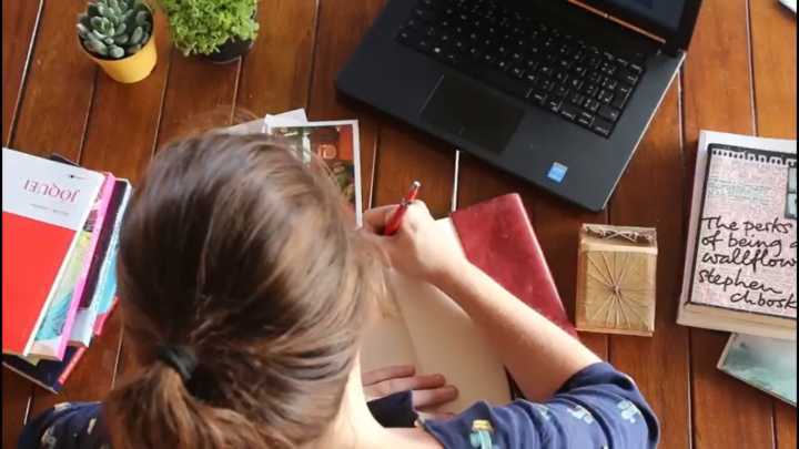 Cada parte será escrita em um cartão postal; e cada postal será enviado de um destino diferente