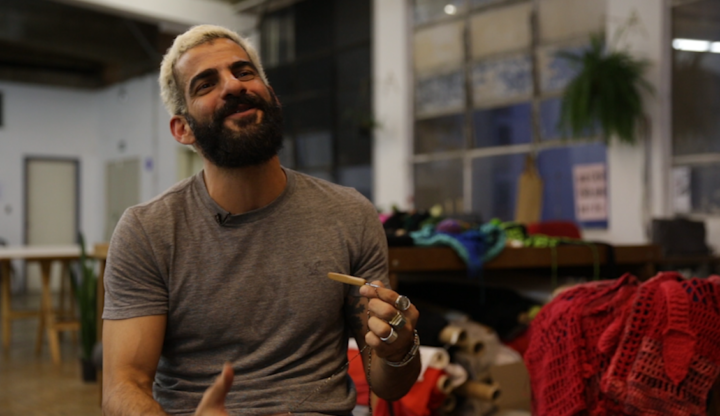 Gustavo Silvestre fez aulas de crochê há cinco anos e mantém tradição familiar