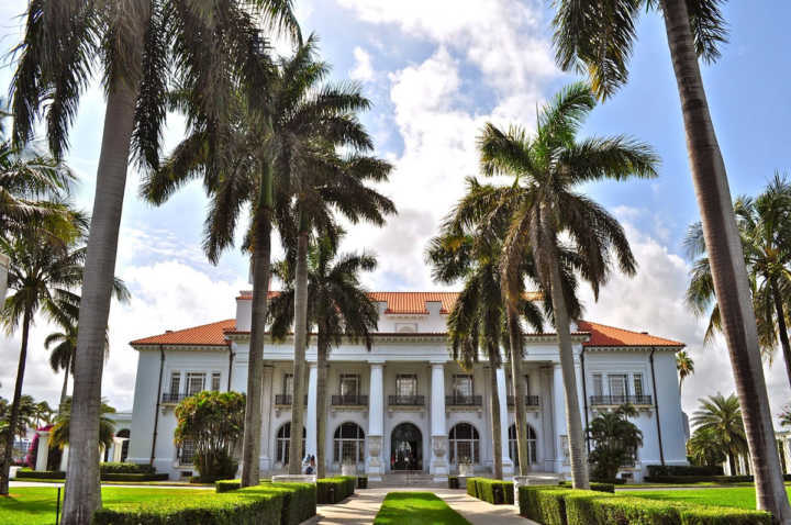 Fachada da casa onde morou Henry Morrison Flagler e que hoje é um museu