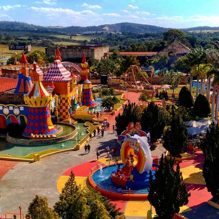 A área do Pernalonga e sua turma vista da roda gigante Giranda Mundi