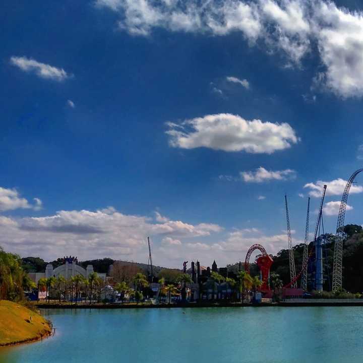 A área temática da Liga da Justiça e o grande lago do parque vistos do Wild West