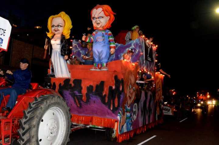 Moradores se fantasiam para o desfile anual Krewe of Boo