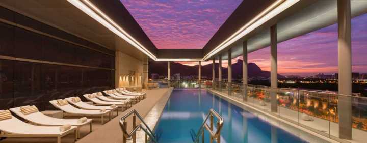 Vista da piscina do Hilton Barra, no Rio de Janeiro