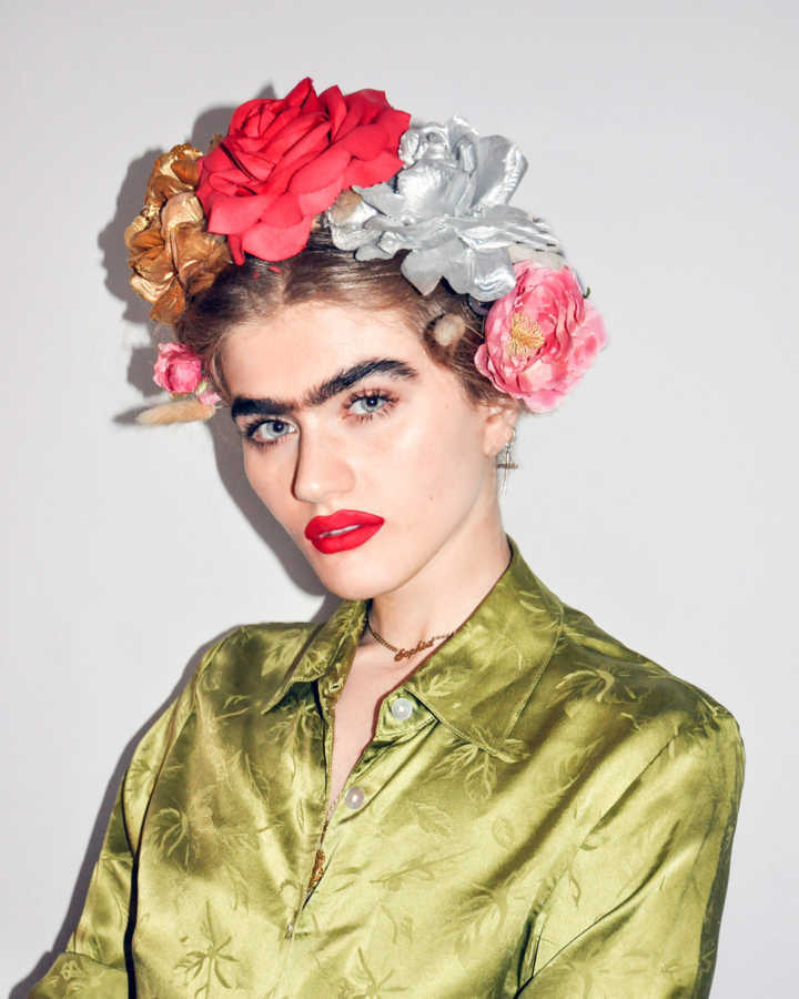 Desde quando assumiu o visual, Sophia Hadjipanteli tem Frida Kahlo como companheira