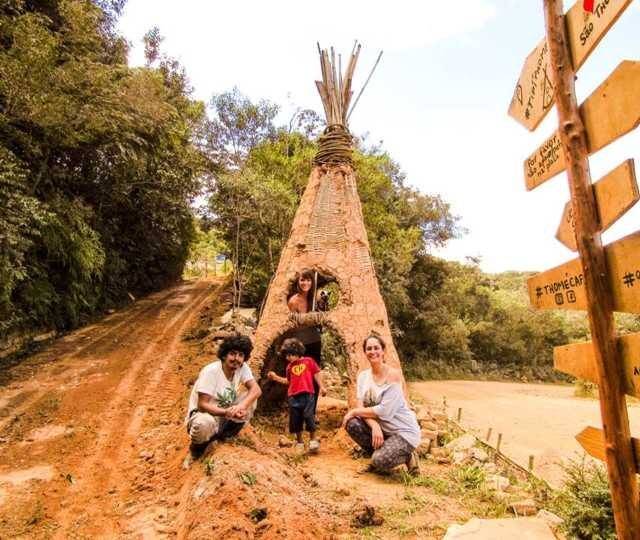 Amanda durante uma experiência de work exchange em uma agrofloresta em Minas Gerais