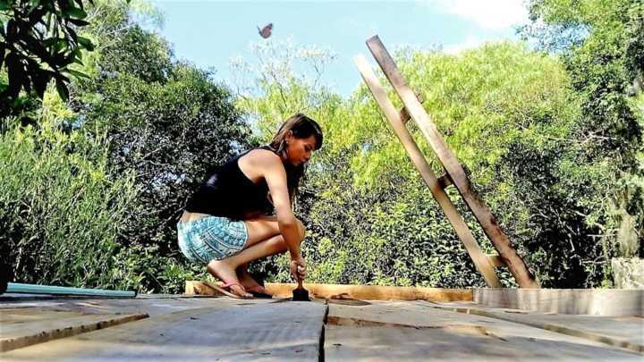 Amanda ajudando a construir um banheiro seco em um sítio de permacultura no Rio Grande do Sul