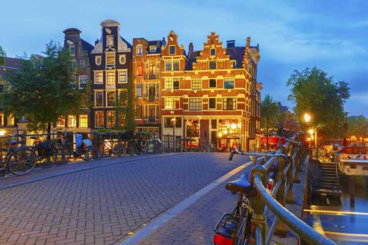 A arquitetura e os canais de Amsterdã criam um cenário pitoresco!