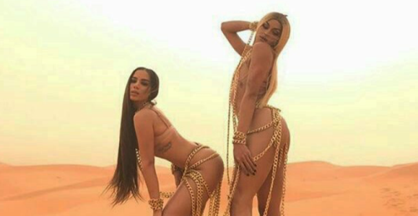 As cantoras Anitta (esq.) e Pabllo Vittar no clipe de “Sua Cara”