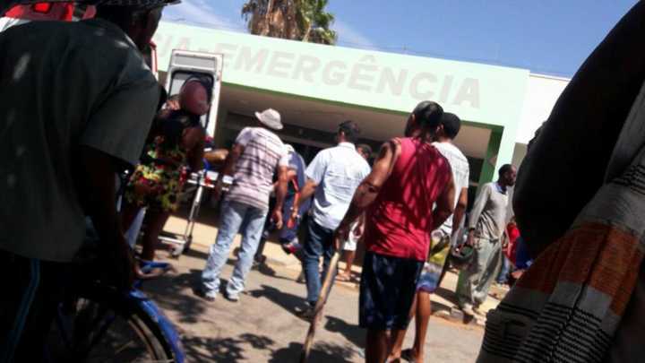 Movimentação na entrada de hospital em Janaúba