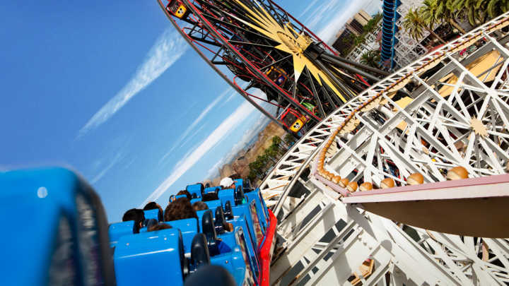 A montanha russa Screamin’ no Paradise Pier tem quase 2 km de extensão e vai de 0 a 90 km/h em só 4 segundos