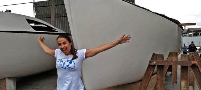 Adriana com o veleiro Prosperus ao fundo