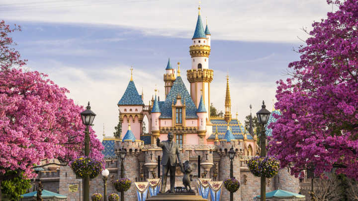O famoso castelo da Bela Adormecida fica na Disneyland original, o primeiro parque da Disney inaugurado em 1955