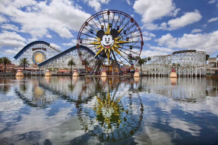 A área do Paradise Pier com a roda gigante do Mickey é uma das mais belas de um parque da Disney pelo mundo