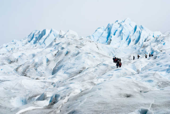 Grupo caminha por geleira no Parque Nacional Los Glaciares, em El Calafate, na Argentina
