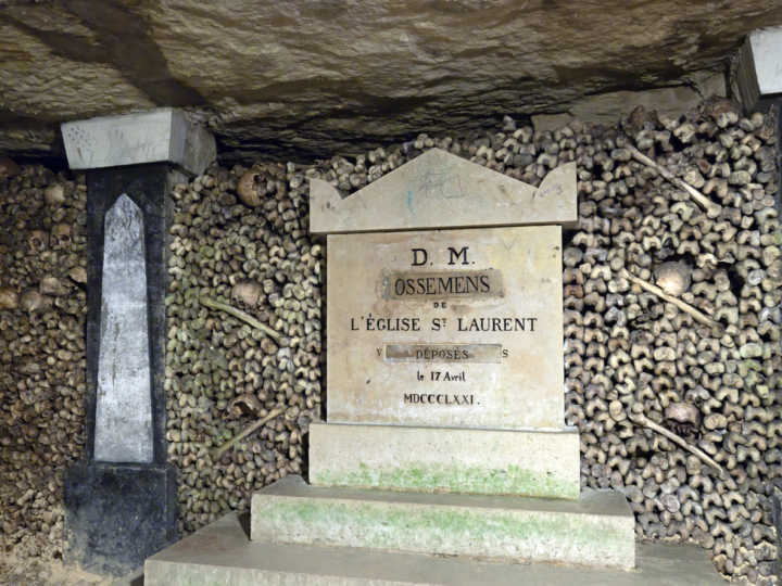 Interior das Catacumbas de Paris, um ossário do final do século 18