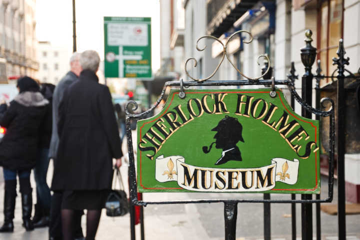 Placa indica o Sherlock Holmes Museum, que fica no número 237-41 da agitada Baker Street