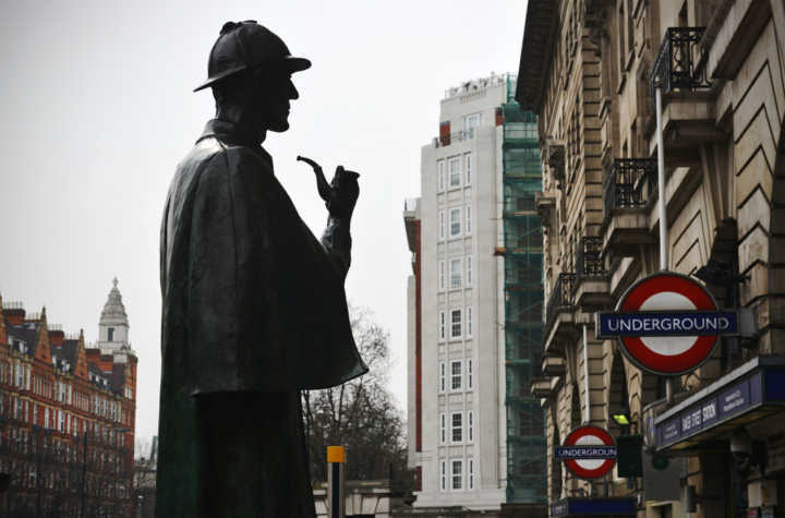 Estátua em homenagem a Sherlock Holmes, o mais famoso detetive da ficção, na estação de Baker Street, em Londres