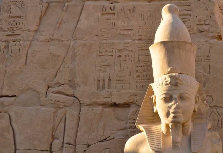 O templo de Karnak fica à cerca de 3 km do centro da cidade de Luxor