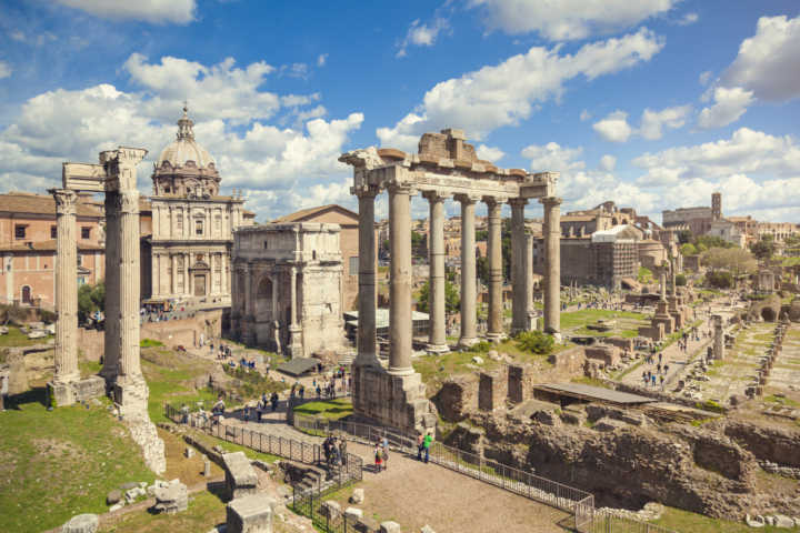 Ruínas do Fórum Romano em Roma; destino tem passagens em promoção