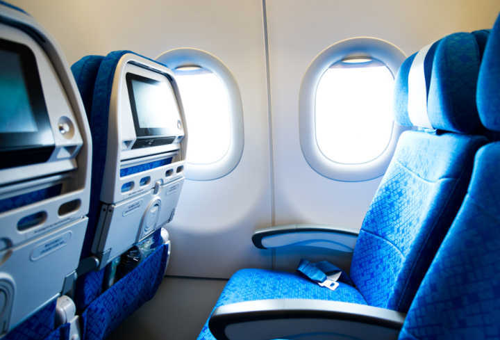 Estudo aponta que sentar nos assentos do meio ou na parte traseira do avião aumenta as chances de sobrevivência a um desastre aéreo