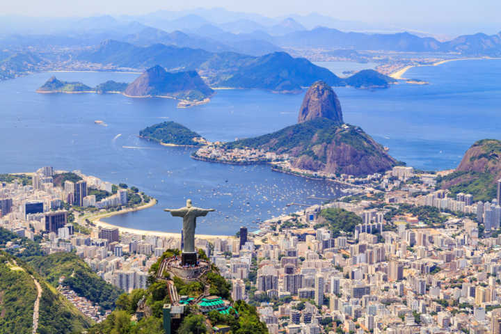 Vista do Cristo Redentor e do Pão de Açúcar, dois dos mais famosos cartões-postais do Rio