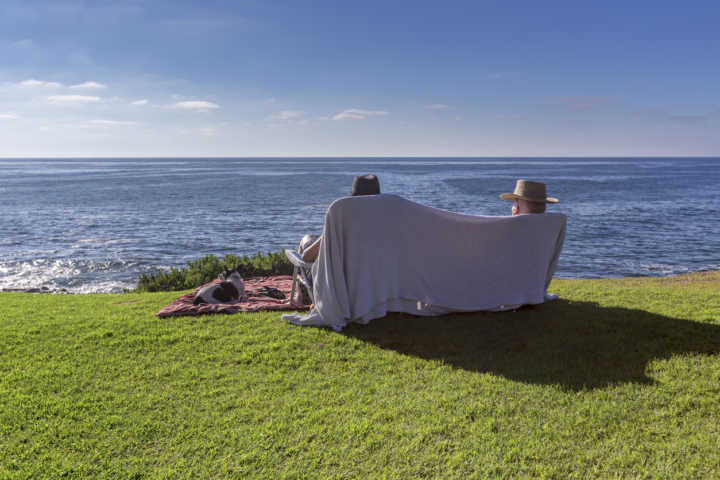 Casal contempla o oceano Pacífico, em San Diego, na Califórnia