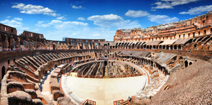 Vista panorâmica do Coliseu de Roma, o maior anfiteatro construído durante o império romano