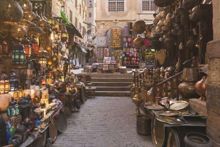 Ruelas do mercado de Khan el-Khalili, uma das atrações do Cairo