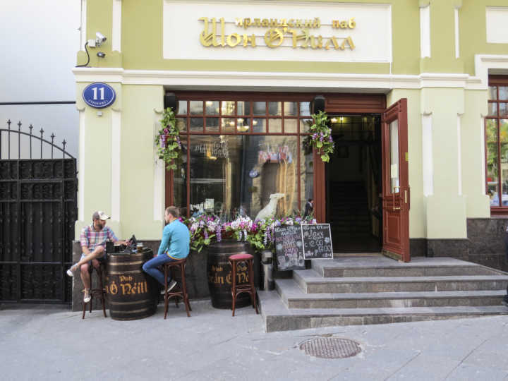 Turista bebem cerveja em pub em Moscou