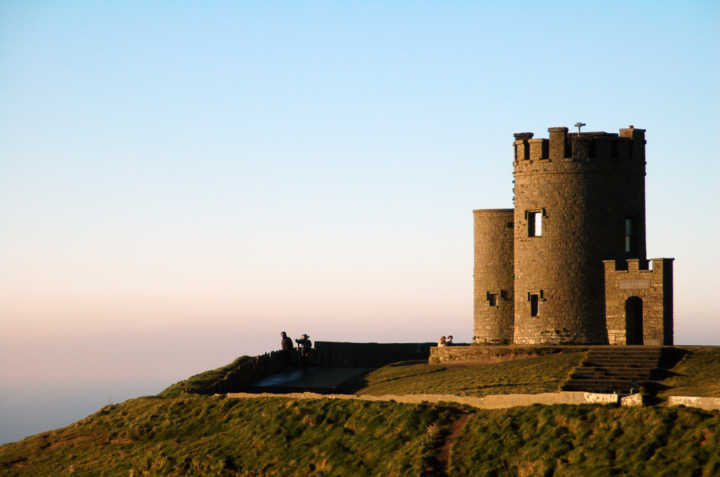 O’Briens’s Tower, mirante construído em 1835, que permite ao visitante uma vista privilegiada dos Cliffs of Moher (Falésias de Moher)
