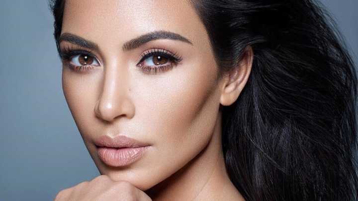Apesar da pele impecável, Kim Kardashian revela sofrer com olheiras