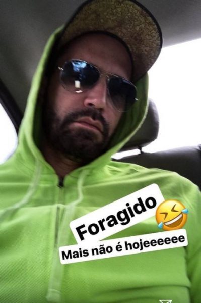 Latino postou foto no Stories ironizando sua prisão