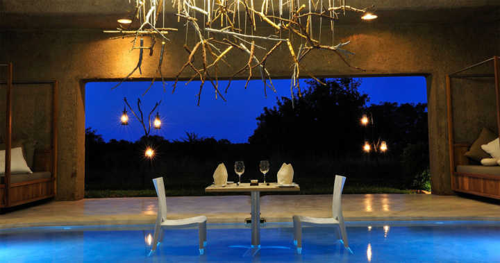 Vista da piscina do Earth Lodge, cuja arquitetura e uso intenso de materiais naturais buscam refletir um futuro “eco-chic”