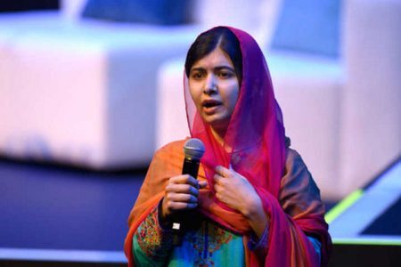 Malala durante apresentação; foto: Reprodução HuffPost