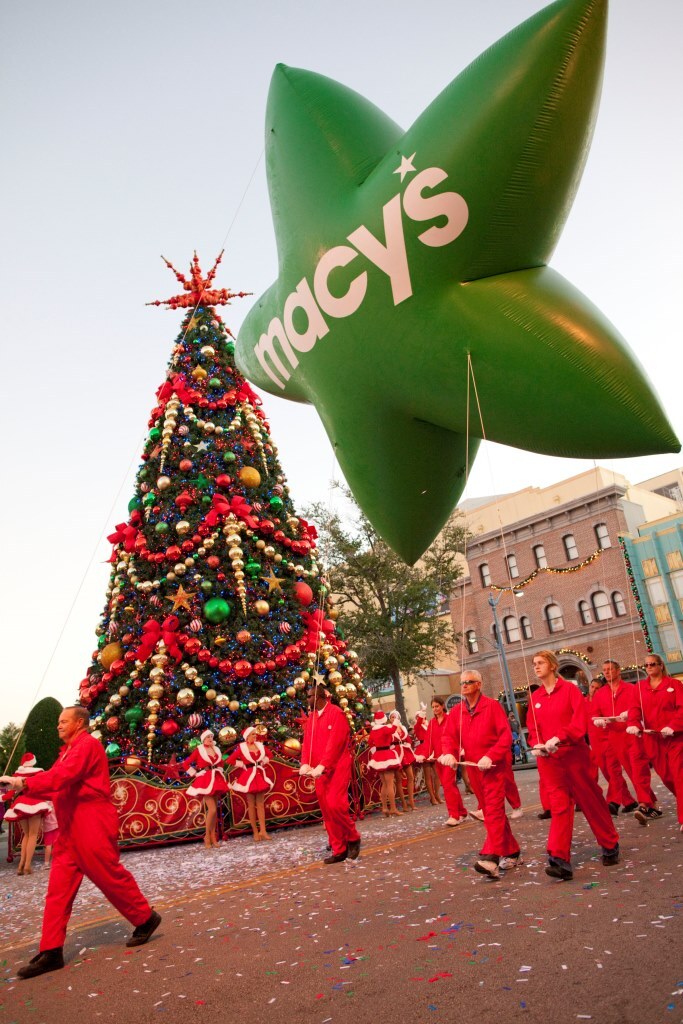 A tradicional parada de Natal vai ter mais de uma dúzia de balões e 15 carros alegóricos criados exclusivamente para o Universal Orlando