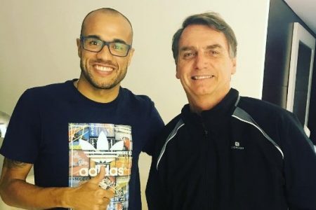  Roger do Botafogo posa ao lado do deputado Jair Bolsonaro (PSC)