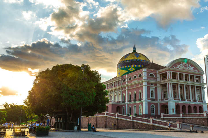 Vista do Teatro Amazonas, um dos cartões-postais de Manaus