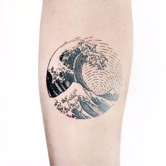 Tatuagem inspirada na obra “A Grande Onda de Kanagawa”