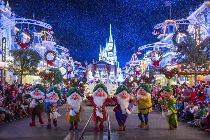 Os Sete Anões também marcam presença na parada especial de Natal no Magic Kingdom