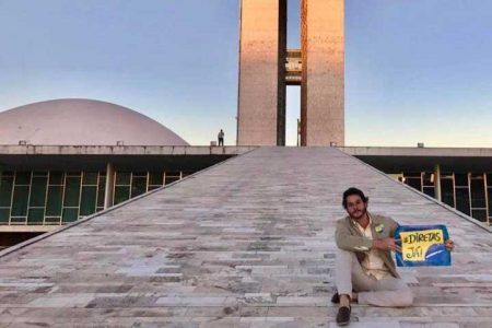 Túlio Gadêlha faz protesto em Brasília 