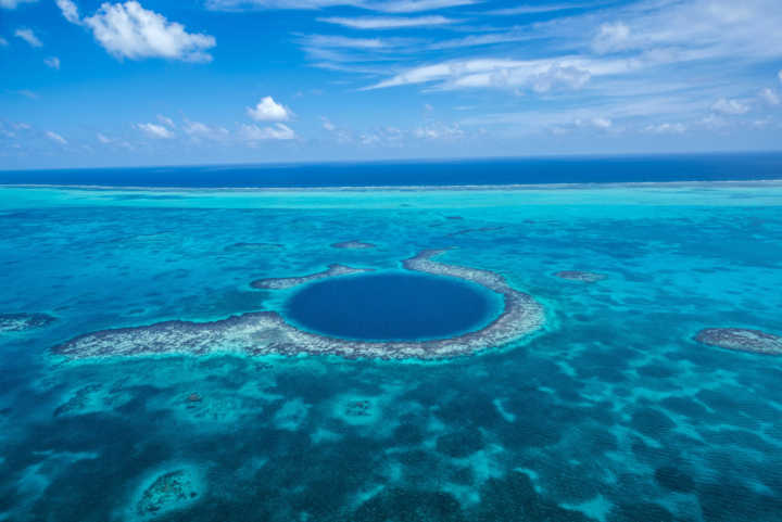 O Blue Hole, em Belize, é o paraíso dos mergulhadores