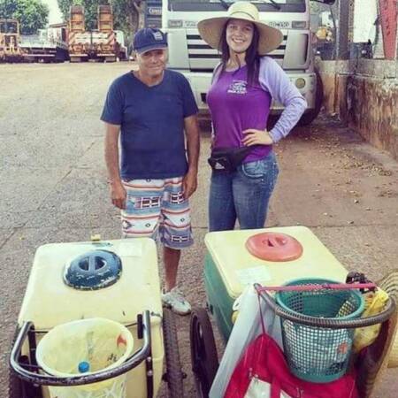 Bruna Atanazio vendendo picolés
