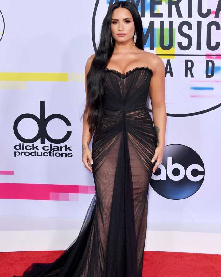 Primeiro look escolhido por Demi Lovato para a premiação