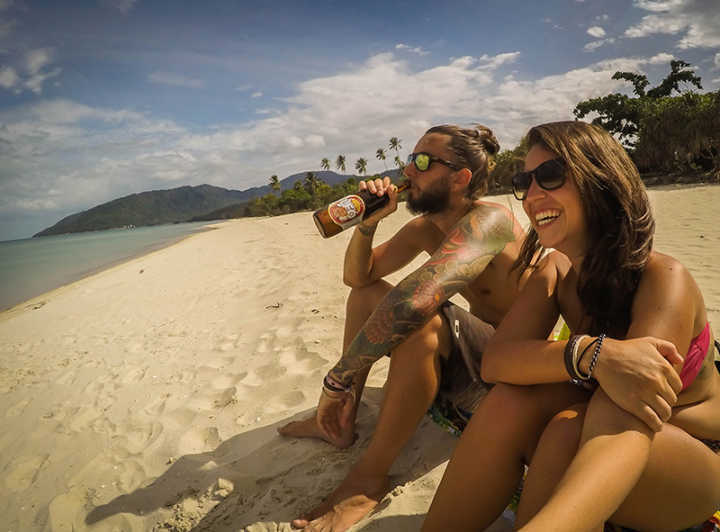 O casal Flávio e Andressa aproveita o dia de folga em Khanom Beach, na Tailândia