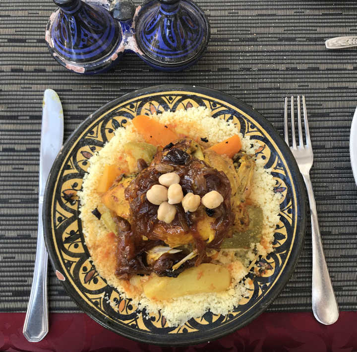 Tajine de cuscuz marroquino, prato típico do país