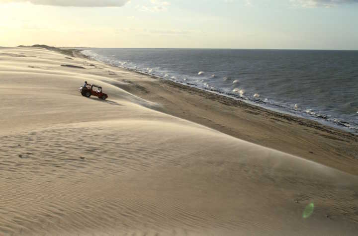 Passeio de bugue nas dunas de Galinhos, a 170 km de Natal